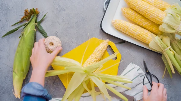 Sacando Maíz Orgánico Para Hacer Maíz Mexicano Mazorca Elote —  Fotos de Stock