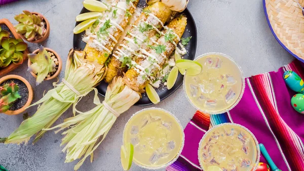 メキシコのトウモロコシの団子セドナの添えスパイスと新鮮なコリアンダー — ストック写真