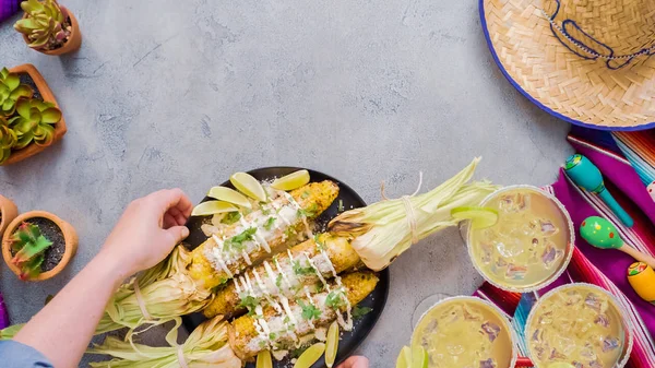 Maíz Mexicano Mazorca Elote Adornado Con Especias Cilantro Fresco —  Fotos de Stock