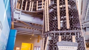 Denver, Colorado, ABD-Eylül 4, 2018 - tırmanma kapalı yapısı yerel Bilim Müzesi'nde çocuklar.