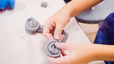 Küçük kızlar küçük çocuklar heykeller çamurdan oluşturma.