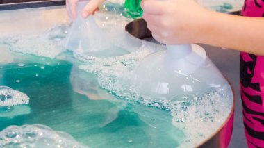 Çocuklar bilim yerel Bilim Müzesi'nde kabarcıkları ile.