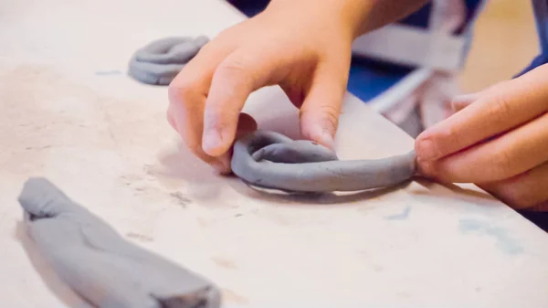 Små Flickor Att Skapa Små Barn Skulpturer Från Lera — Stockfoto
