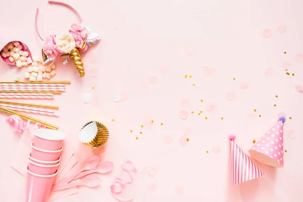 ピンクのフラットにユニコーンをテーマに誕生日パーティーを置く — ストック写真