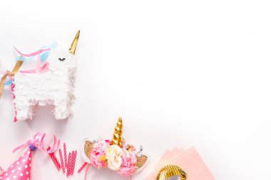 Çocuklar Doğum günü parti malzemeleri beyaz bir arka plan üzerinde.