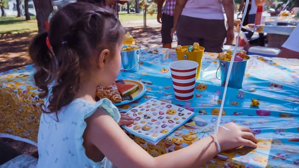 Menina Festa Aniversário Crianças Pequenas Parque Urbano — Fotografia de Stock