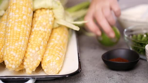 Свіжі Інгредієнти Приготування Гриля Мексиканської Вуличної Кукурудзи Elote — стокове відео