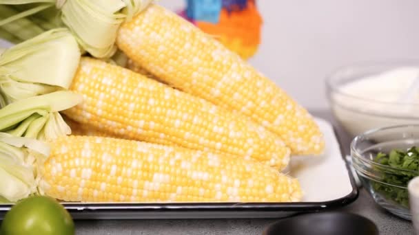 准备烤墨西哥街头玉米 Elote 的新鲜配料 — 图库视频影像