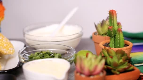 Frische Zutaten Für Die Zubereitung Von Grillen Mexikanischen Straße Mais — Stockvideo