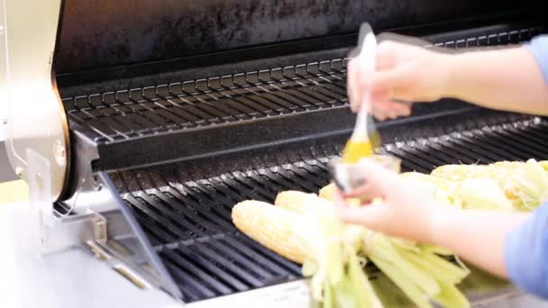 Grilling Mexican Street Corn Elote Outdoor Gas Grill — Stock Video