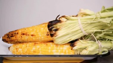 Adım adım. Izgarada taze organik Mısır Meksika Mısır koçanı Elote yapmak için metal tepsi