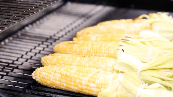 Grillen Mexikanische Straße Mais Elote Auf Outdoor Gasgrill — Stockvideo