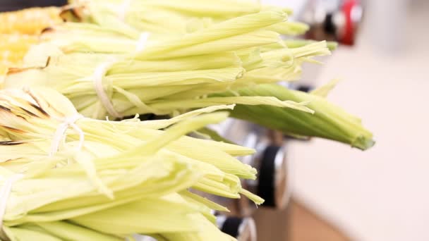 Ψήσιμο Μεξικάνικο Street Elote Καλαμπόκι Στη Σχάρα Υπαίθρια Αερίου — Αρχείο Βίντεο