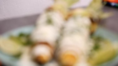 Elote plaka hizmet üzerinde taze kişniş ile süslenmiş Meksika Mısır