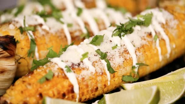メキシコのトウモロコシの団子お皿に新鮮なコリアンダーを添えてセドナ — ストック動画
