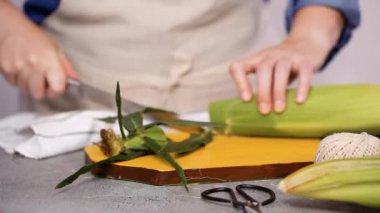 Adım adım. Meksika Mısır koçanı Elote yapmak için organik Mısır shucking