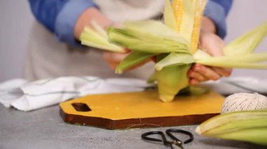 Adım adım. Meksika Mısır koçanı Elote yapmak için organik Mısır shucking