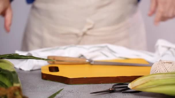 단계적으로 멕시코 옥수수 옥수수 Elote에 옥수수 Shucking — 비디오