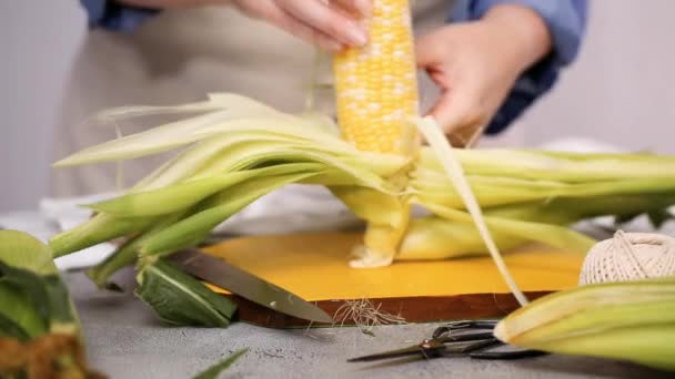 循序渐进 剥有机玉米 使墨西哥玉米的芯 Elote — 图库视频影像
