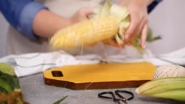 단계적으로 멕시코 옥수수 옥수수 Elote에 옥수수 Shucking — 비디오