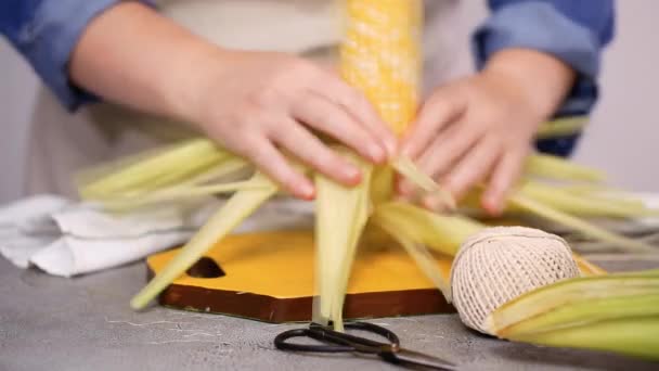 단계적으로 멕시코 옥수수 옥수수 Elote에 옥수수 Shucking — 비디오