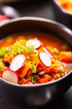 Türkiye'de biber taze turp, yeşil soğan ve kaşar peyniri ile süslenmiş yakın çekim.