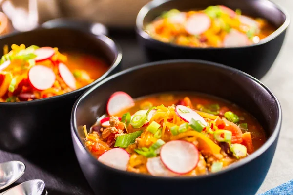 Pimenta Peru Decorada Com Rabanetes Frescos Cebola Verde Queijo Cheddar — Fotografia de Stock