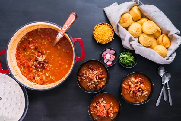 Pimenta Peru Decorada Com Rabanetes Frescos Cebola Verde Queijo Cheddar — Fotografia de Stock