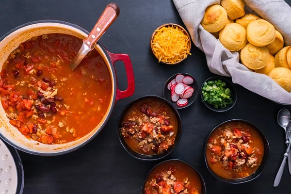 Pimenta Peru Decorada Com Rabanetes Frescos Cebola Verde Queijo Cheddar — Fotografia de Stock