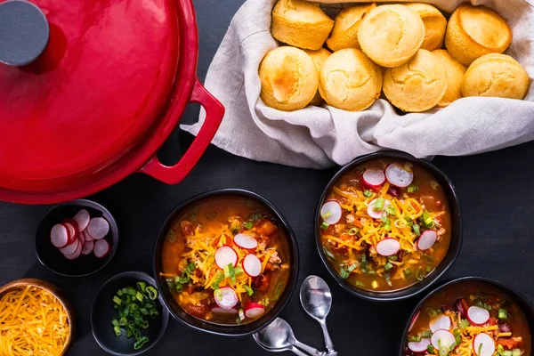 Pimenta Peru Decorada Com Rabanetes Frescos Cebola Verde Queijo Cheddar — Fotografia de Stock