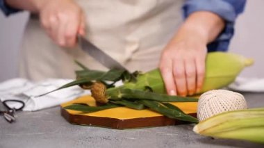 Adım adım. Meksika Mısır koçanı Elote yapmak için organik Mısır shucking