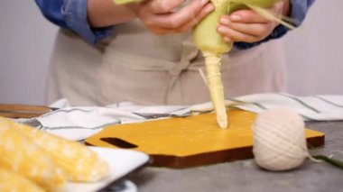 Adım adım. Meksika Mısır koçanı Elote yapmak için organik Mısır shucking