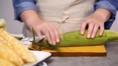 Adım adım. Meksika Mısır koçanı Elote yapmak için organik Mısır shucking