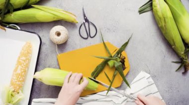 Adım adım. Meksika Mısır koçanı Elote yapmak için organik Mısır shucking