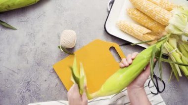Adım adım. Meksika Mısır koçanı Elote yapmak için organik Mısır shucking