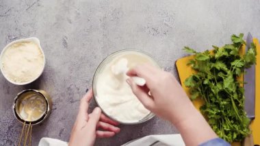 Adım adım. Ahşap kesme tahtası üzerinde kesme kişniş