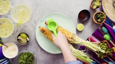 Zaman atlamalı. Adım adım. Meksika Mısır koçanı Elote yapma