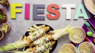 Adım adım. Fiesta işareti masaya Elote üzerinde Meksika Mısır ile