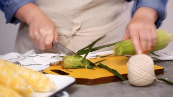 단계적으로 멕시코 옥수수 옥수수 Elote에 옥수수 Shucking — 비디오