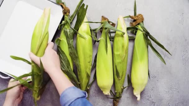 Step Step Shucking Organic Corn Make Mexican Corn Cob Elote — Stock Video