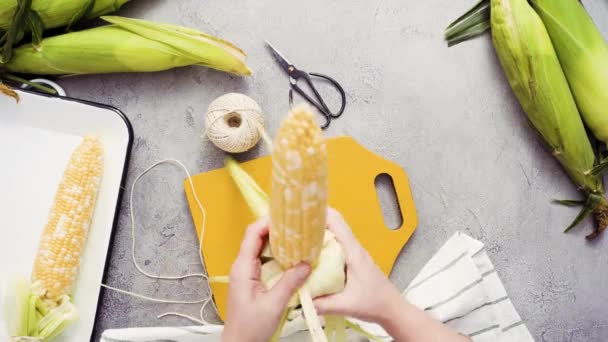 Stap Voor Stap Schelpen Biologische Maïs Mexicaanse Maïs Kolf Elote — Stockvideo