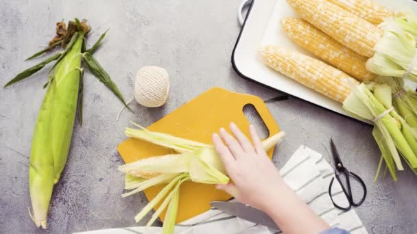 Step Step Shucking Organic Corn Make Mexican Corn Cob Elote — Stock Video