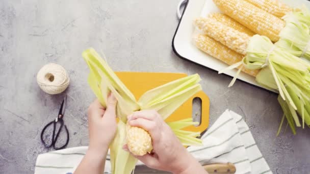 Stap Voor Stap Schelpen Biologische Maïs Mexicaanse Maïs Kolf Elote — Stockvideo