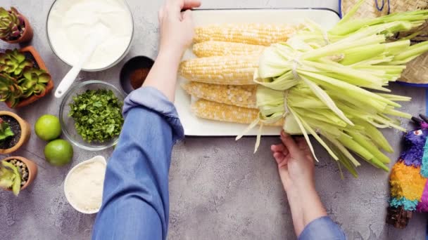 Step Step Shucking Organic Corn Make Mexican Corn Cob Elote — Stock Video