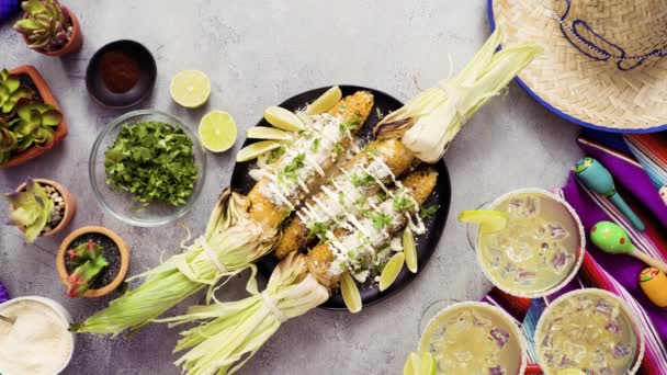 단계적으로 멕시코 옥수수 Elote Garnished 향신료와 신선한 — 비디오