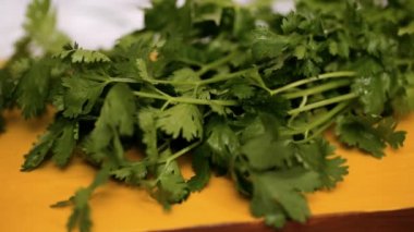 Adım adım. Ahşap kesme tahtası üzerinde kesme kişniş