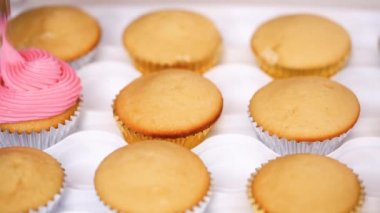 Adım adım. Pasta şefi boru tereyağı krema küçük kız Doğum günü partisi için tek boynuzlu at cupcakes sırlı