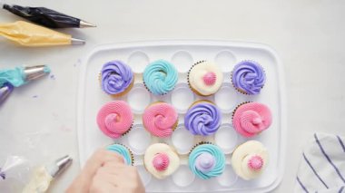 Adım adım. Pasta şefi boru tereyağı krema küçük kız Doğum günü partisi için tek boynuzlu at cupcakes sırlı