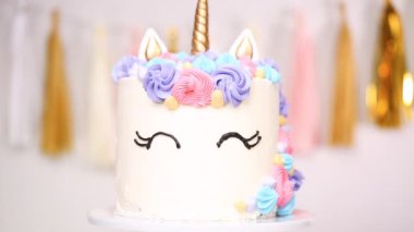 Tek boynuzlu at kek çok renkli buttercream buzlanma ile dekore edilmiştir.