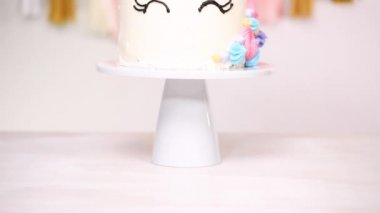 Tek boynuzlu at kek çok renkli buttercream buzlanma ile dekore edilmiştir.